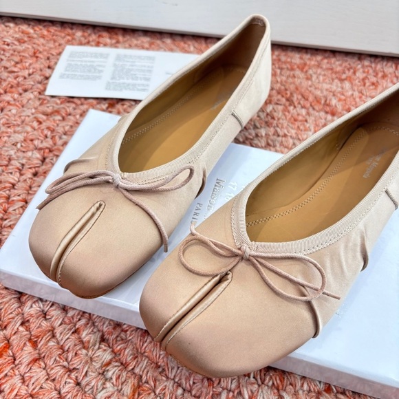Maison Martin Margiela Beige Split-Toe Flats - Picture 5 of 8